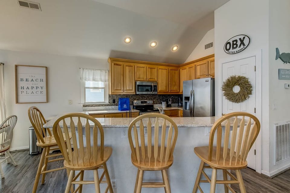 Top-Level Kitchen with Bar (seats 4)