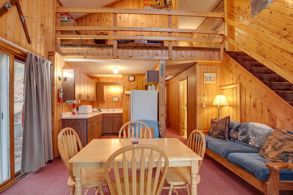 Dining Area | Dishware/Flatware Provided
