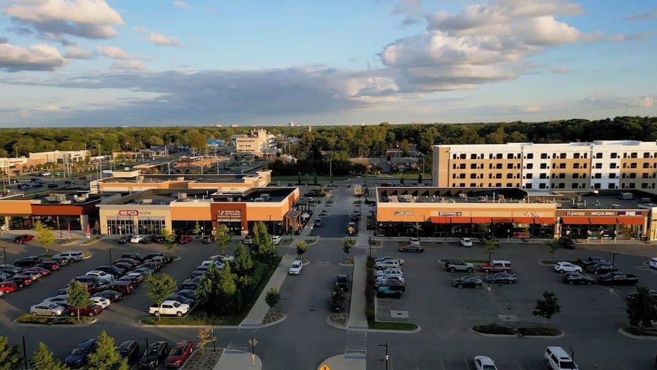 Mod Pizza, Breweries, Crumbles cookie, European Wax, Kroger Market, Gym, shopping etc minutes from the unit