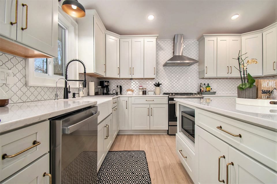 The kitchen feautures quartz counters, tile backsplash, RO system, and SS appls.