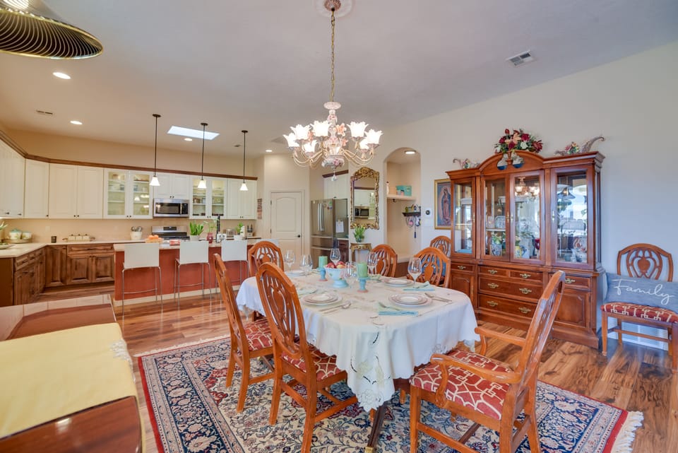 Dining Area | Dishware/Flatware Provided