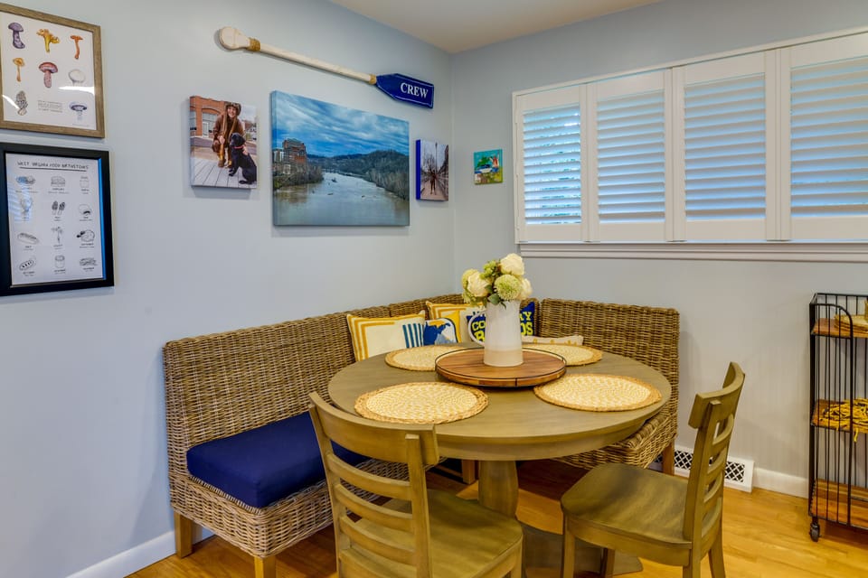 Dining Area | Dishware & Flatware Provided