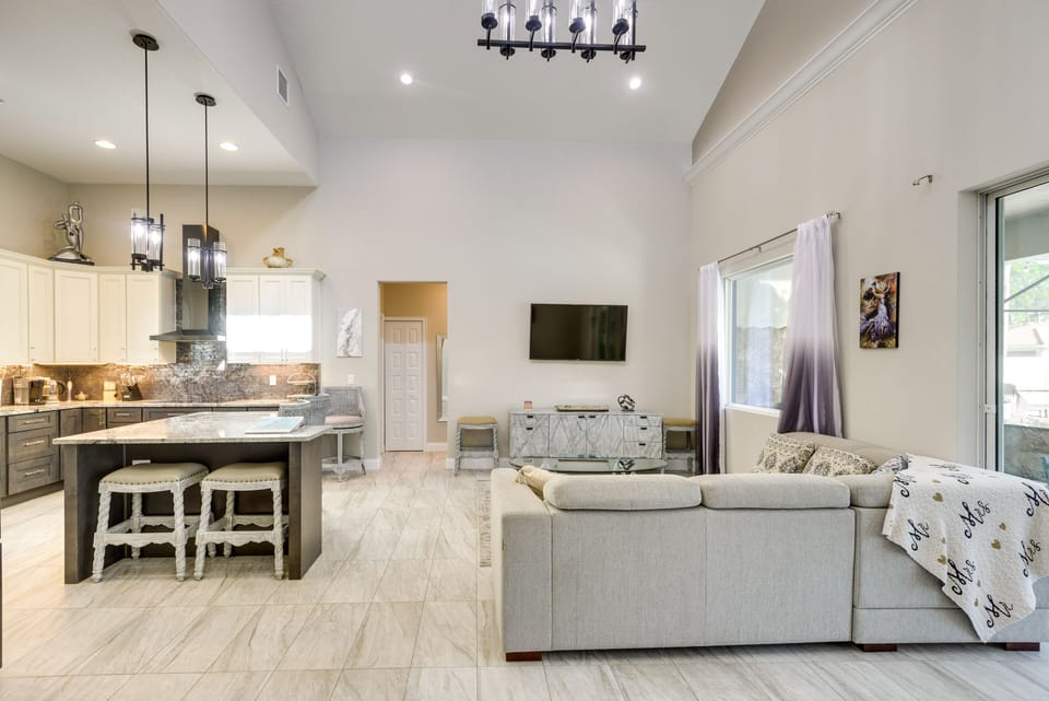 Living Room | Smart TV | Free WiFi | Smart TV | Central A/C | Queen Sleeper Sofa