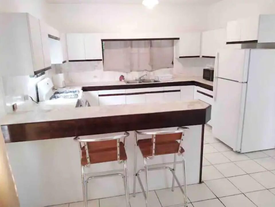 Fully equipped kitchen.