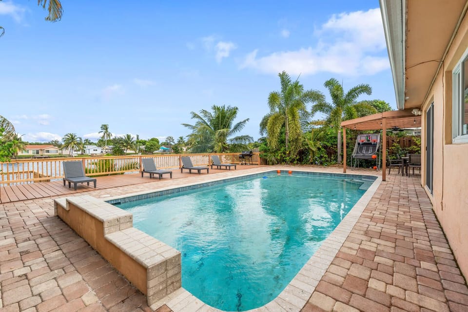 Brick flooring for the outdoor pool