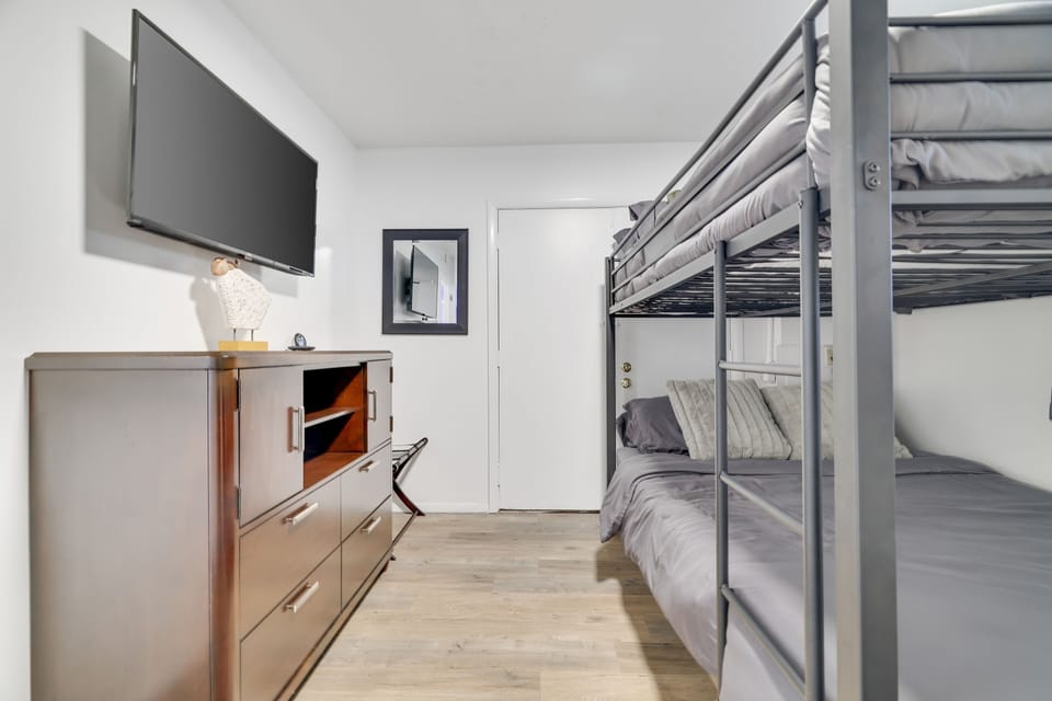 Queen Bunkbed Smart TV, queen size bunkbed.