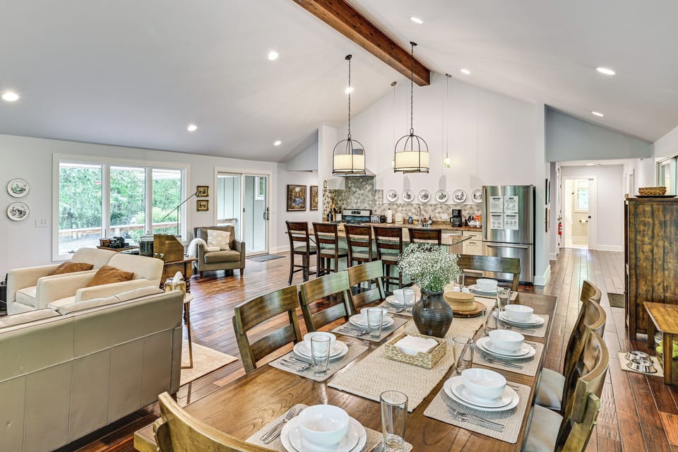 Dining Area | Dishes & Flatware Provided