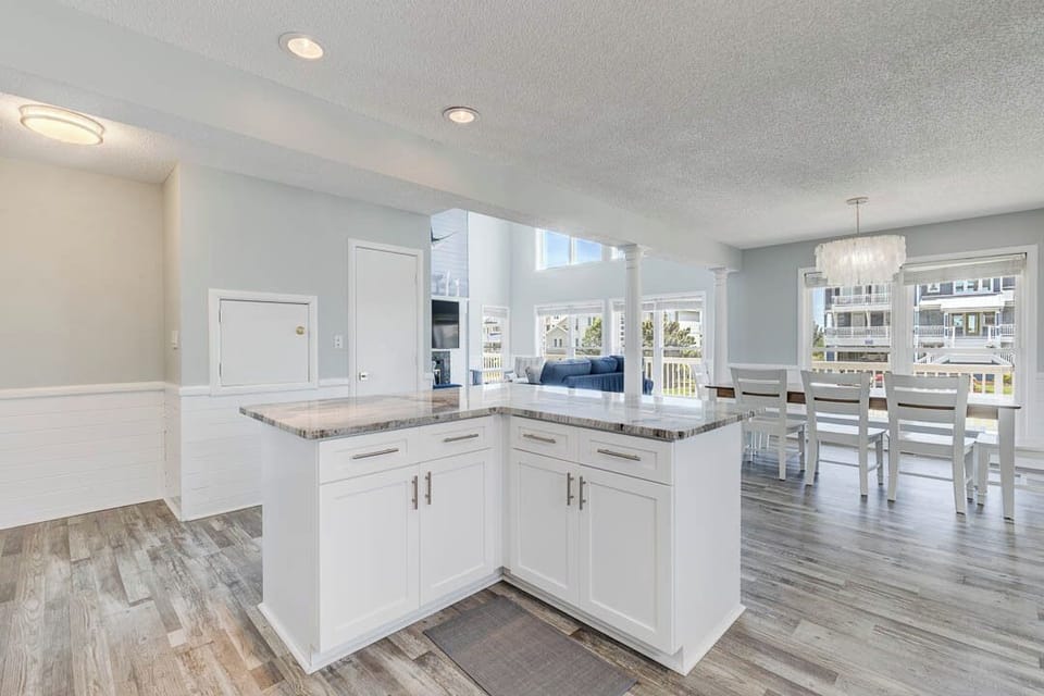 Mid-Level Kitchen with Bar (seats 3)