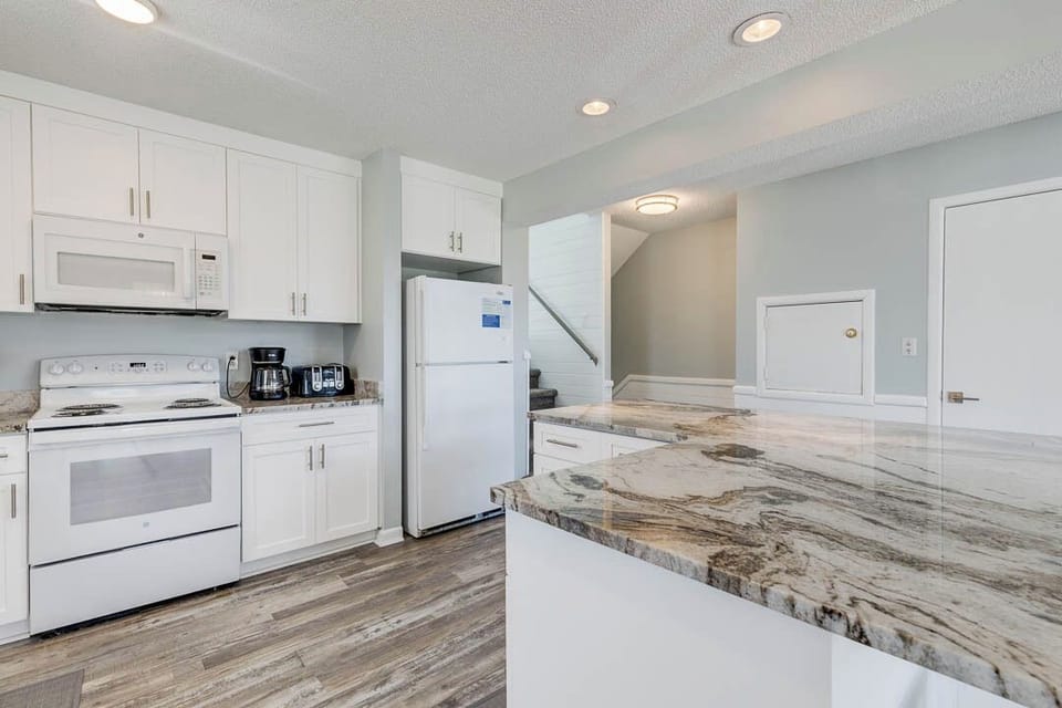 Mid-Level Kitchen with Bar (seats 3)