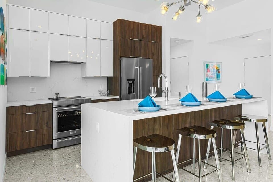 Step into a chef's paradise with this stylish, well-appointed modern kitchen. Featuring stainless steel appliances, sleek countertops, & ample cabinet space, it's the perfect space to cook & gather with family & friends, creating delicious memories!