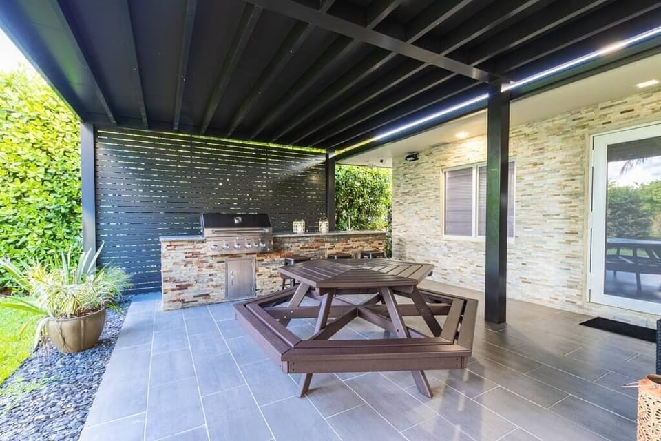 Dining area/kitchen-grill.