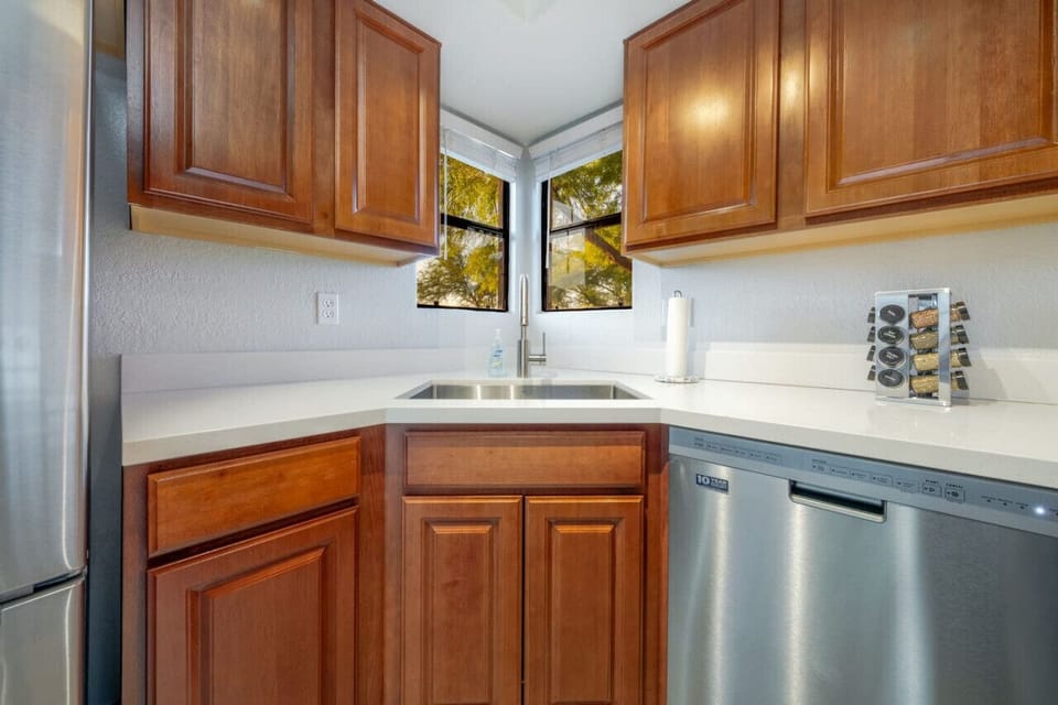 Updated, fully-equipped kitchen