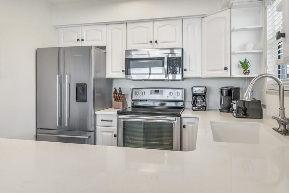 Microwave, Dishes &amp; Eating Utensils Provided