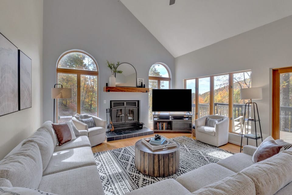 Three Ridges is a spacious, private, four-season mountain side home with great proximity to Wintergreen Resort, Devils Backbone, Bold Rock, Crabtree Falls, and many other breweries/cideries/wineries and outdoor activities