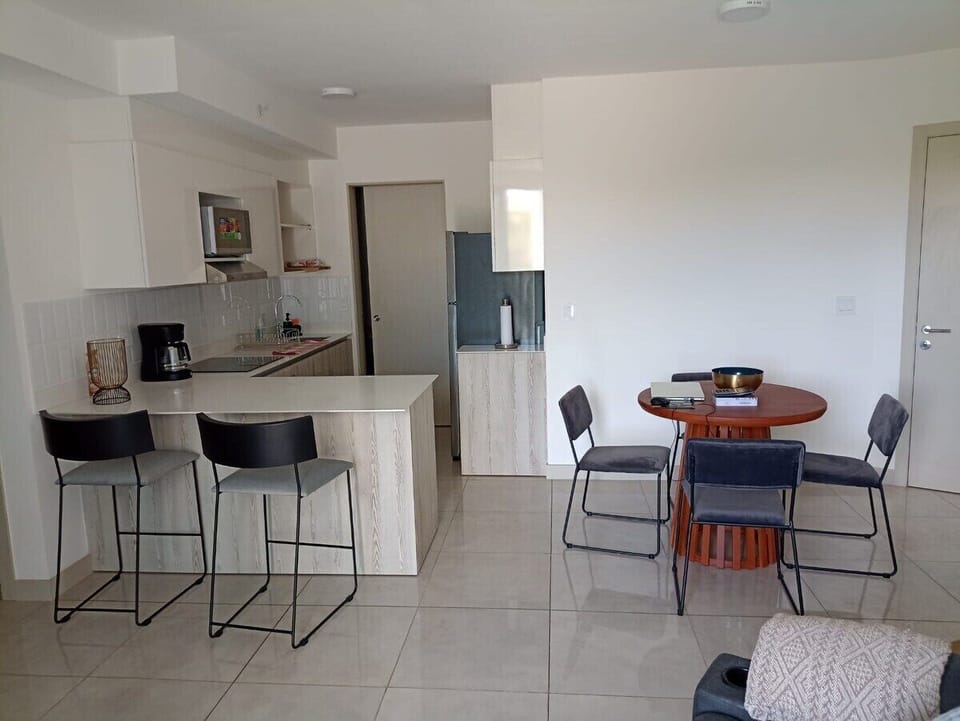 Área de la cocina con desayunador y comedor
Kitchen area with breakfast and dining area
