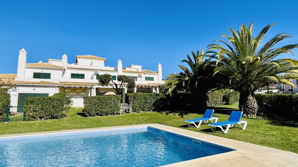 Swimming pool and garden common to other houses