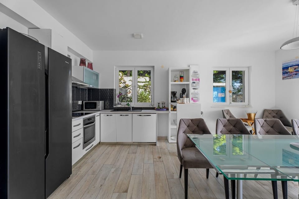 A fully equipped kitchen with all the amenities a modern guest needs 