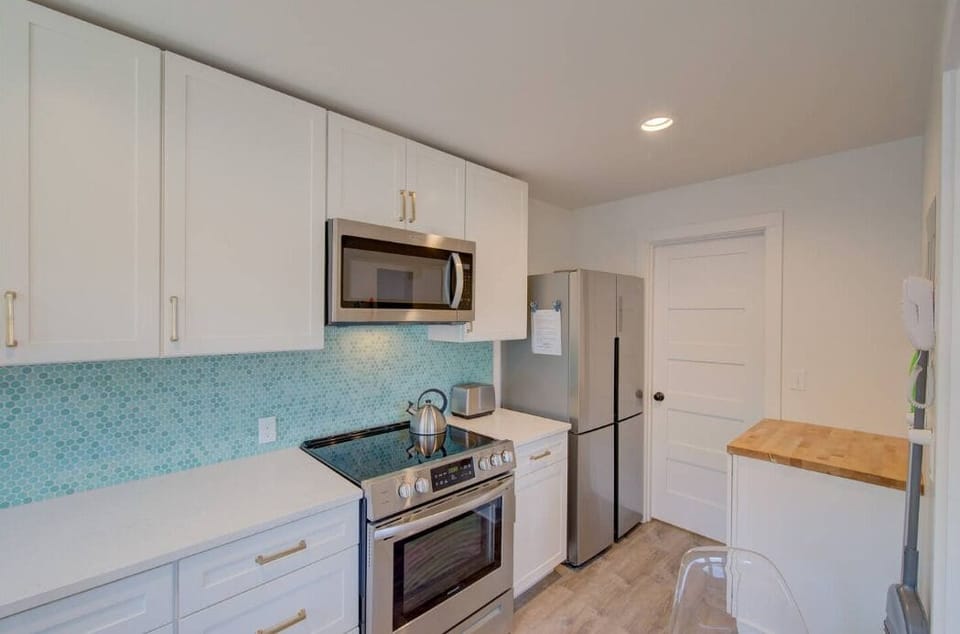 Unit #1: Full kitchen with brand new appliances