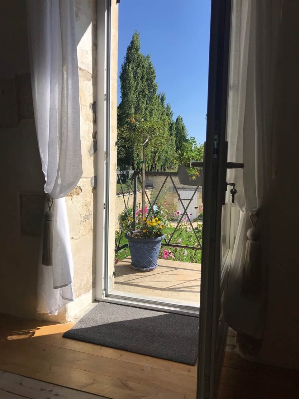  The salon's own external stairs and door gives direct access to the gardens.