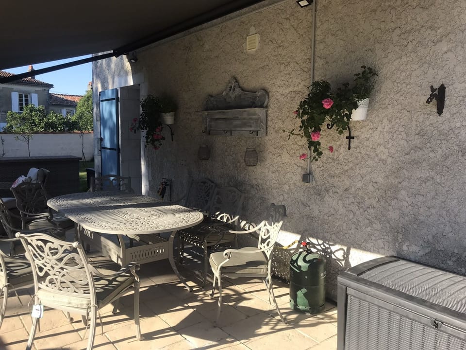 Back at Très Jolie, the drinks are chilling and maybe time for a BBQ?