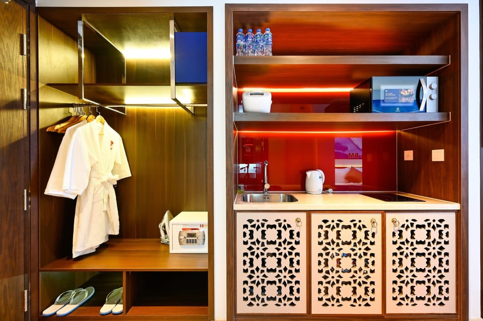 Kitchen: Kettle,Microwave,Oven,Refrigerator,Grill,Ice maker