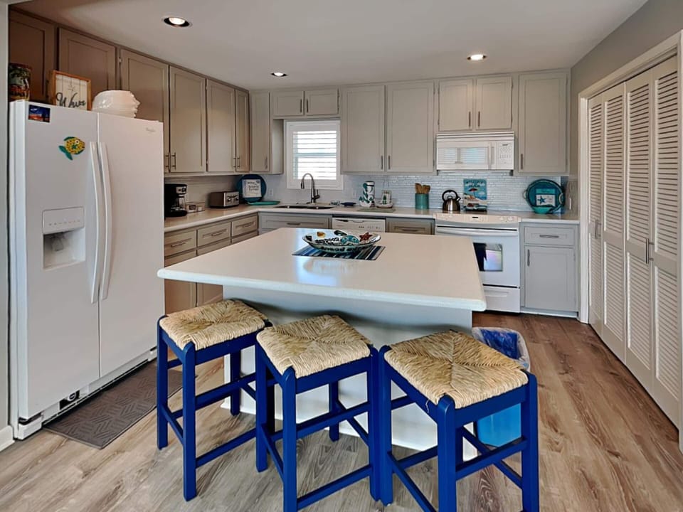 Breakfast Bar - Seating for 3 - First Floor