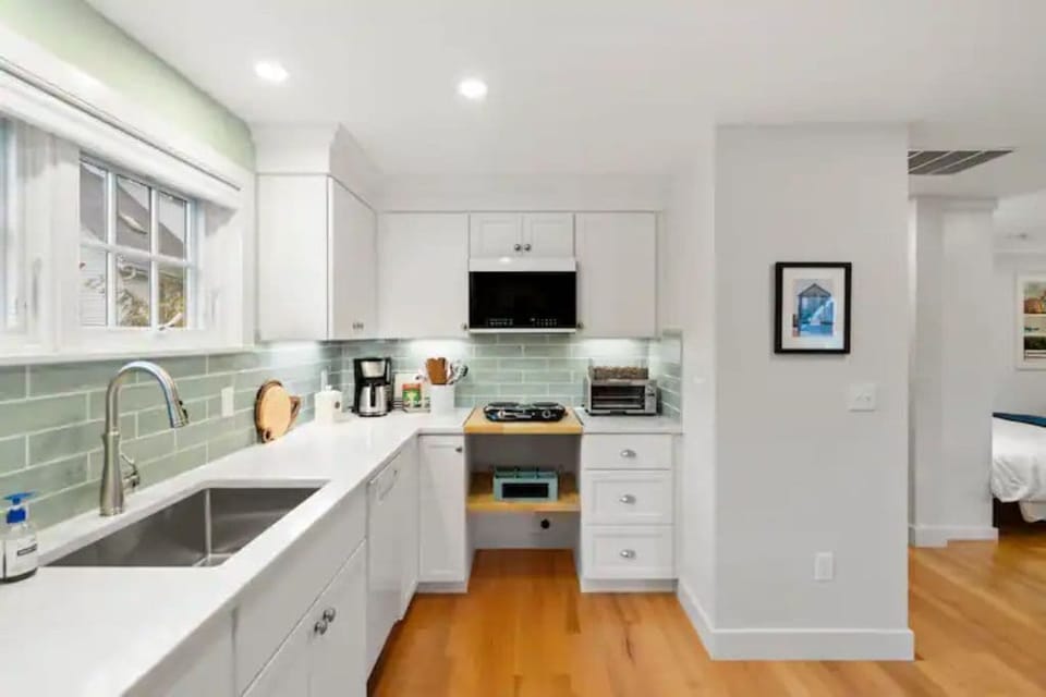 All appliances needed are here - microwave, fridge, dishwasher and coffeemaker!
