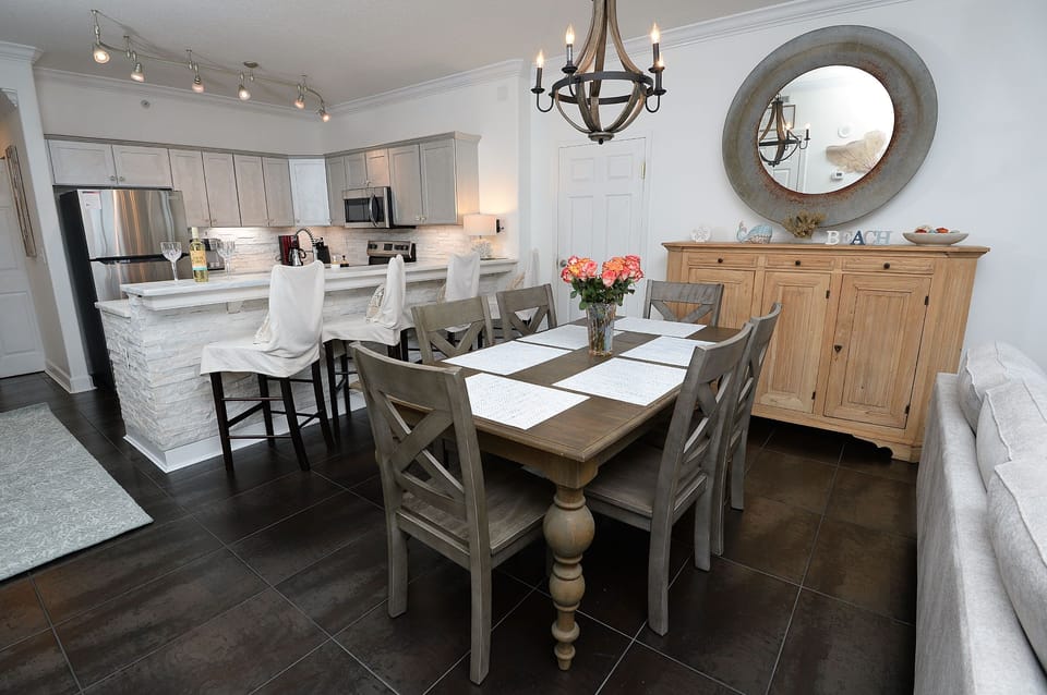 Dining Table for 6/ Breakfast bar seating for 4
Full Stainless steel Kitchen