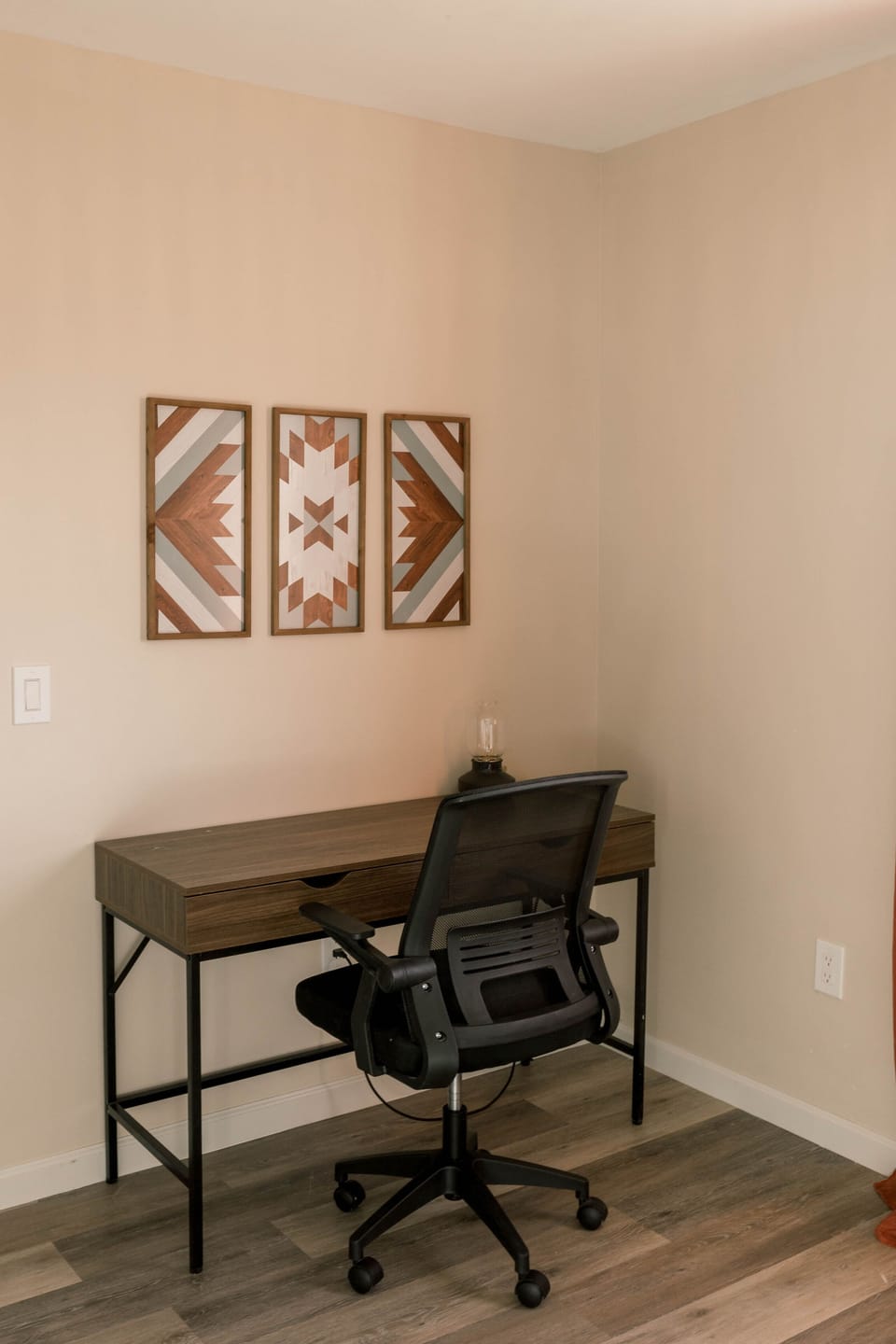 Desk in the arch room for those who might need to work while on vacation. 
