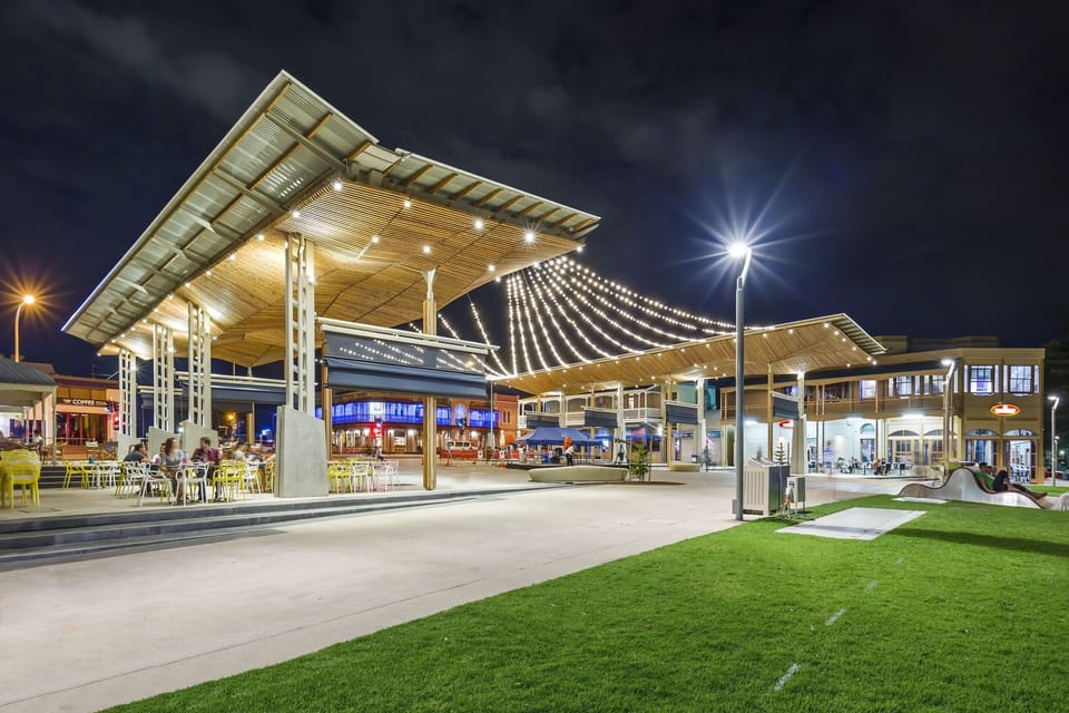 Cafes and restaurants in Henley Square