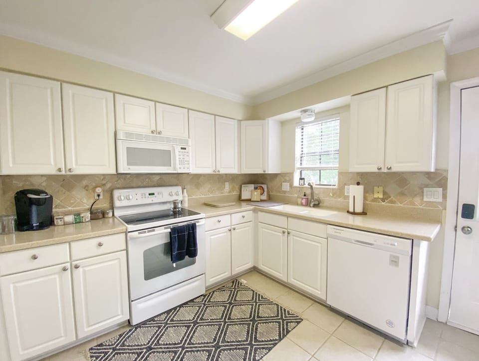 Full kitchen with dishwasher 