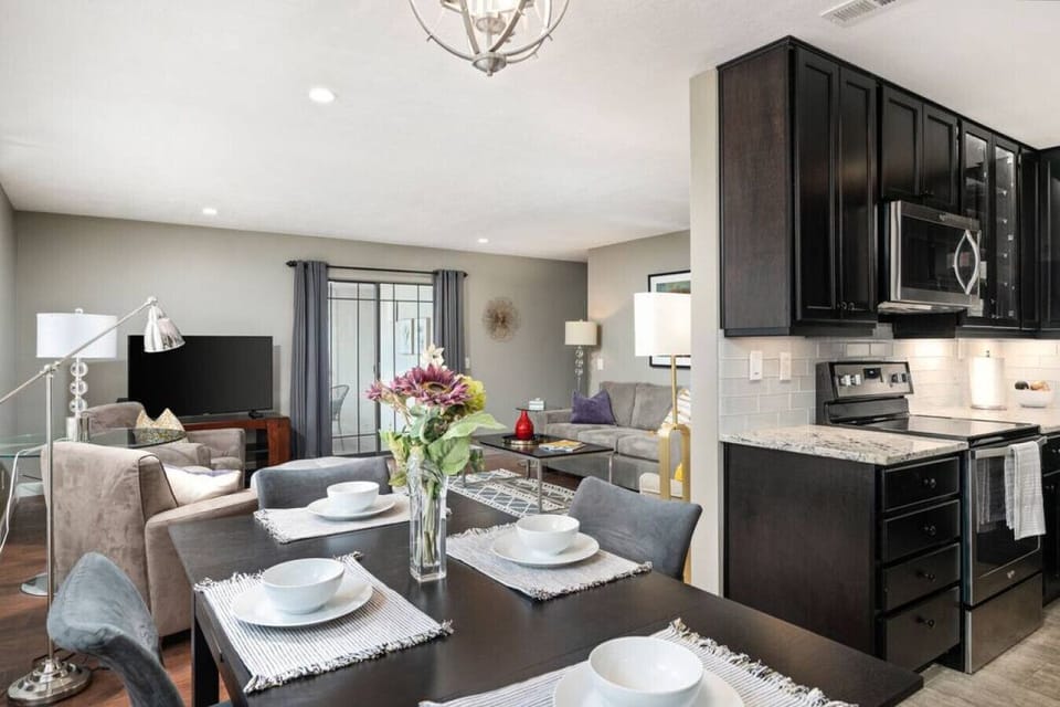 Full kitchen| Dinning area