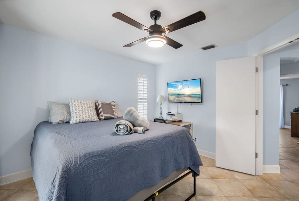 Bedroom number 2 with a little office space
