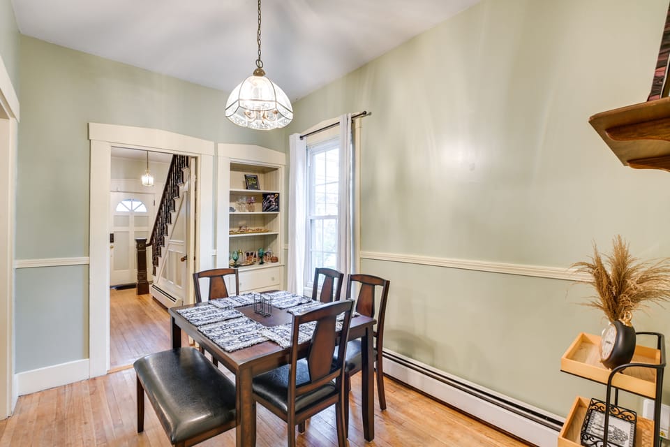 Dining Area | Dishware & Flatware Provided