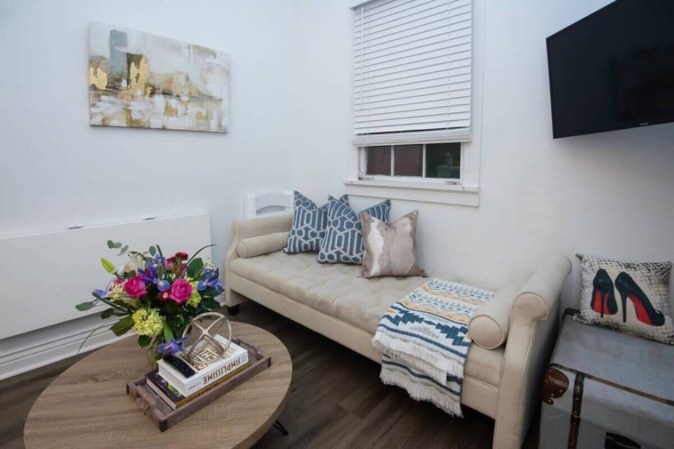 Living Room with FREE Netflix