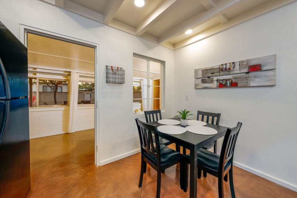Kitchen table with view into sunroom