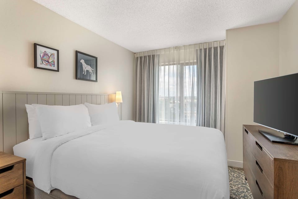 Queen Bedroom