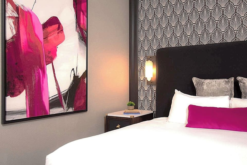 Bedroom with Queen bed
