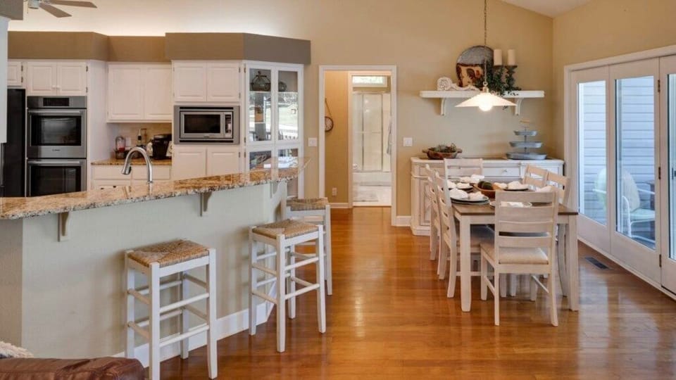 Dining Area accesses Deck