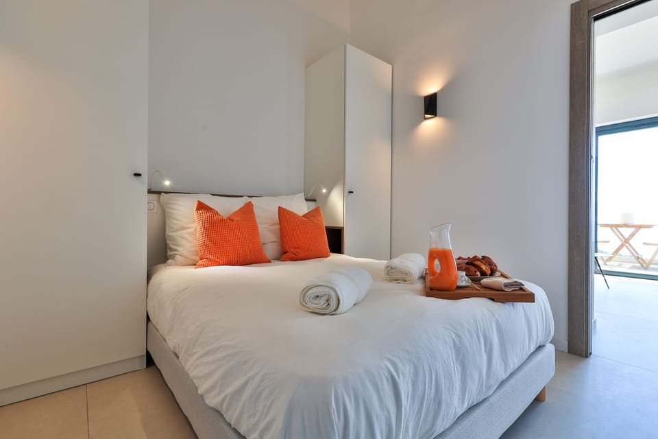 Bedroom. En-suite shower room. 
Non-contractual photo