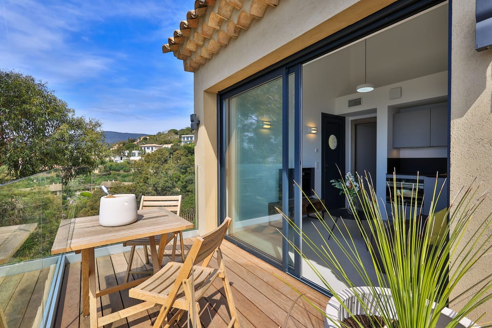 Terrace with dining area. 
Non-contractual photo
