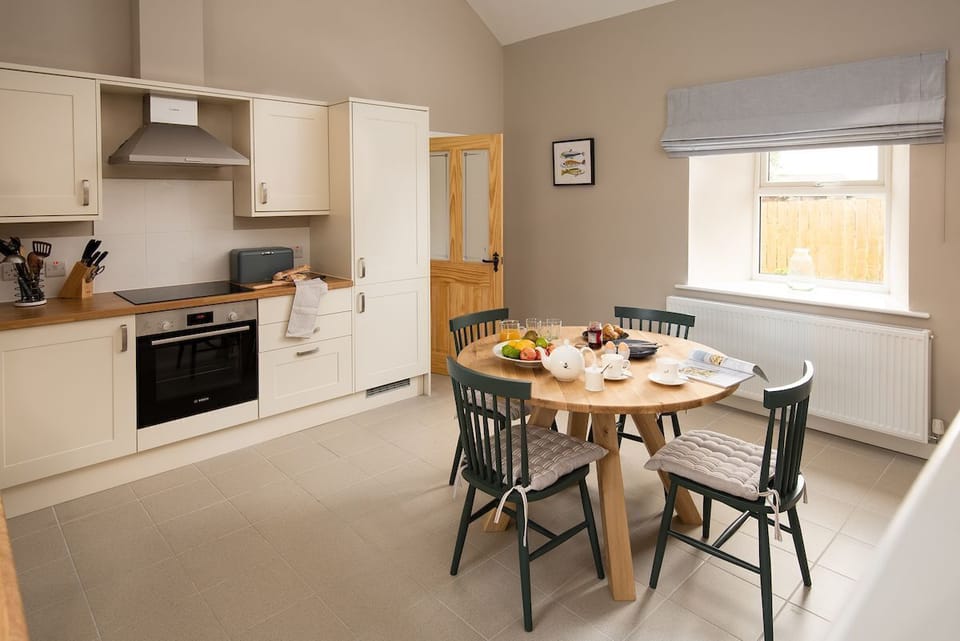 The Rushes - spacious kitchen with dining space for four guests