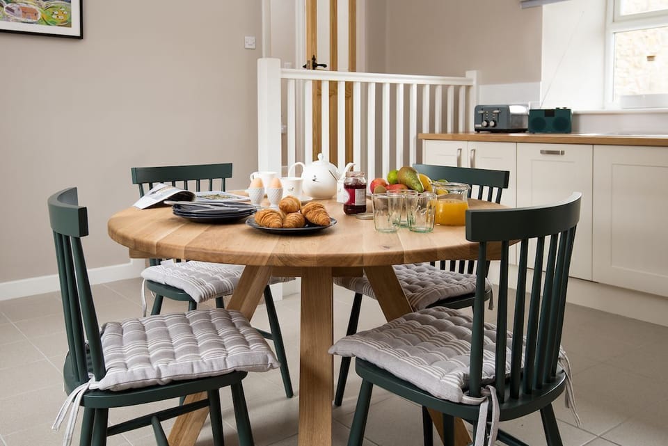 The Rushes - dining space for four guests
