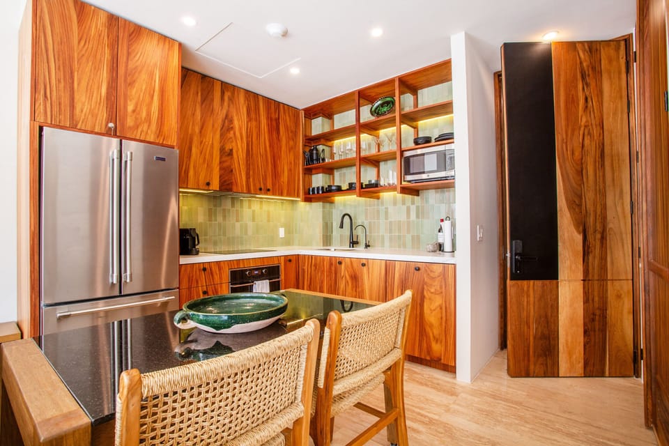 Fully equipped kitchen with dining table with seating for 2