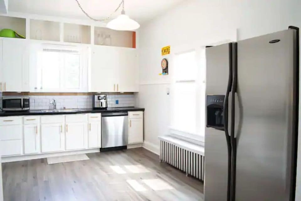 Fully equipped kitchen (stove, fridge, microwave, air fryer, toaster)
