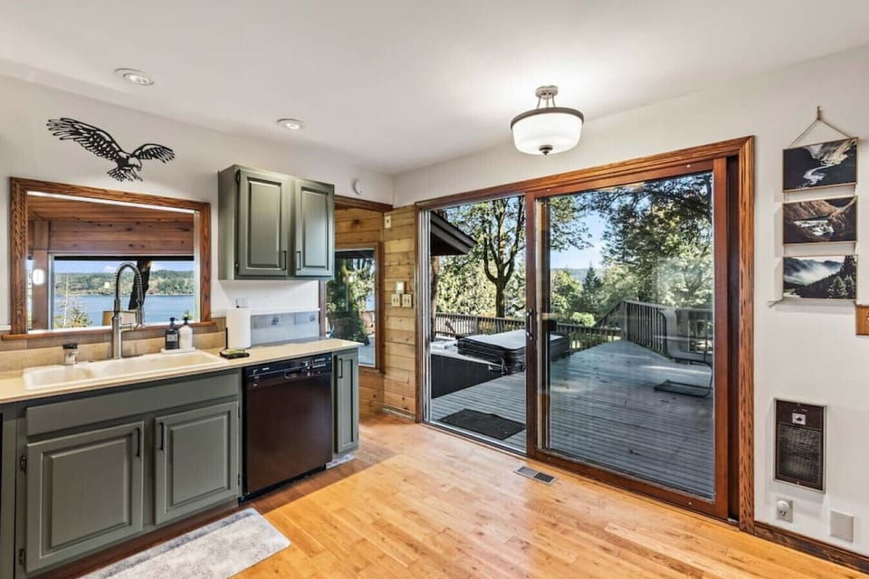 Over-sized slider that takes you from the kitchen to the expansive deck!