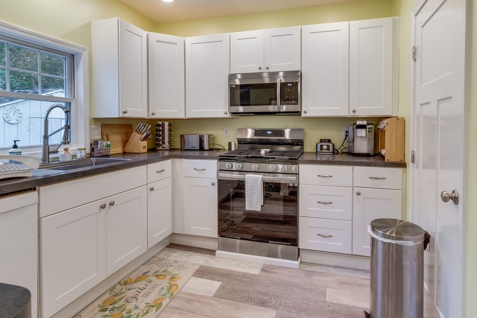 Kitchen | Single-Story Cottage | Pet Friendly w/ Fee