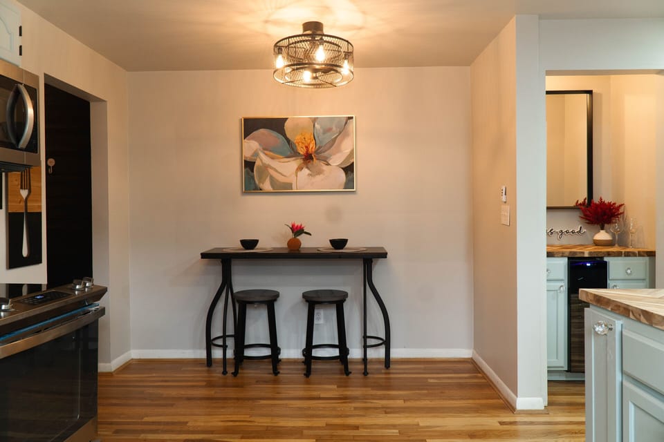 Dinning Area & Wet Bar 