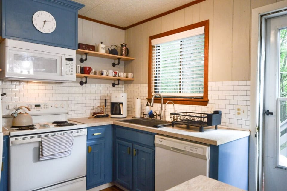 Coffee and Tea included with your stay. We also have honey, cinnamon, sugar and milk in the fridge for all our guests!