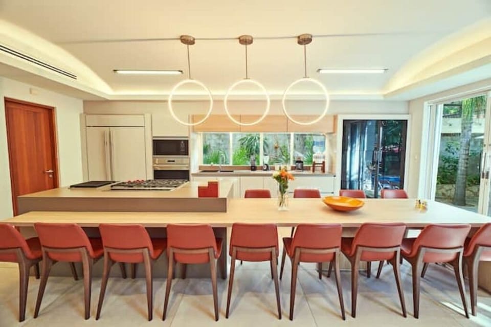 DINING ROOM: Enough Seating for everyone